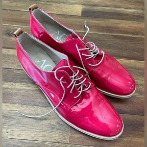 AGL Attilio Giusti Leombruni red-pink patent leather lace-up oxford shoes.